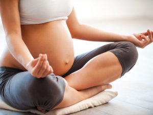 Yoga prénatal posture du tailleur